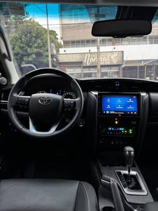 TOYOTA HILUX SW4 2.8 D-4D TURBO DIESEL SRX PLATINUM 4X4 AUTOMÁTICO